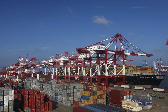 Porto de Shanghai ainda funciona apesar do bloqueio, mas as linhas estão de olho em desvios